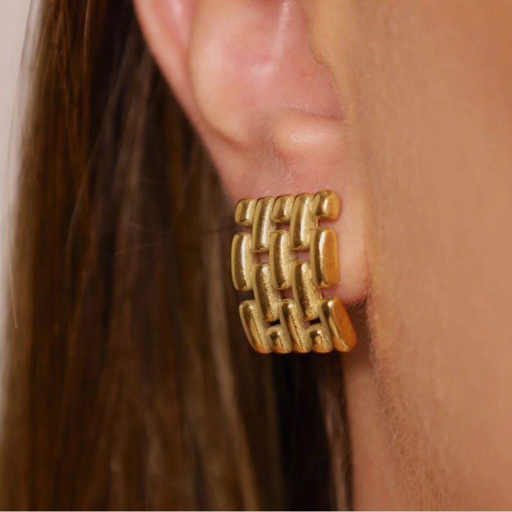 Waterproof interlocking chain stud earrings - Picture 1 of 3